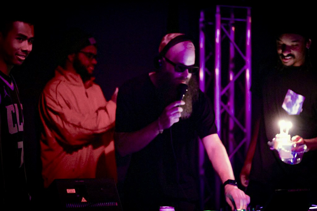 Photo 02: Live Session